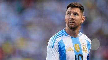 Lionel Messi pensativo con la selección de Argentina