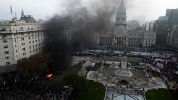 ¿Qué es la ley Bases, recién aprobada en el Senado argentino en medio de fuertes disturbios?