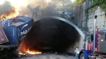 Accidente en el túnel Los Azulejos en La Línea. / Foto: Tomada de redes sociales.