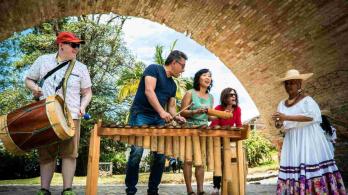 turistas interactuando en Colombia