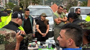 Disidentes de las Farc en camionetas de la UNP. / Foto: X AndresJRendonC.