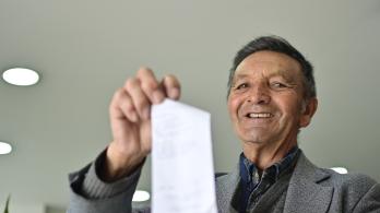 Adulto recibiendo su subsidio del programa Colombia Mayor