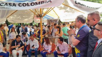 Presidente Petro, junto al gerente de RTVC, Hollman Morris, y el equipo de cubrimiento del Sistema de Medios Públicos en la Casa Colombia en París.