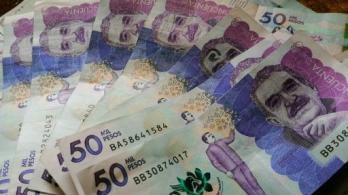 Foto representando inversión con billetes de 50.000 pesos colombianos.