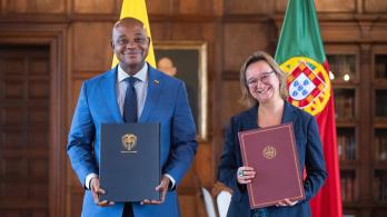Canciller de Colombia, Luis Guillermo Murillo, junto a embajadora de Portugal en Colombia, Catarina De Mendoza y Arruda Oliveira Rodrigues, durante firma del acuerdo.