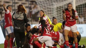Escuadra de Santa Fe Femenino celebrando su paso a la final de la Copa Libertadores. 