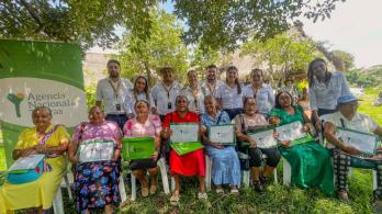 Entrega de tierras a mujeres en el día internacional de la mujer rural. / Foto: ANT.