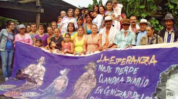 Población de la vereda La Esperanza pidiendo justicia por lo sucedido en 1996.