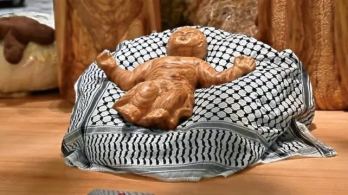  Niño Jesús reposa sobre una kufiya, el icónico pañuelo palestino