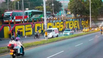 Ciudadanos y colectivos recuperan mural sobre La Escombrera en Medellín  