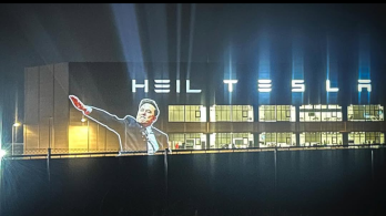 Protesta en Tesla Berlín: Activistas proyectan “Heil Tesla”