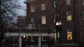 Universidad de Harvard demanda al gobierno de Trump por recortes “ilegales” en financiación