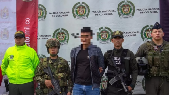 Este individuo tenía la orden de recolectar mensualmente hasta 300 millones de pesos mediante extorsiones dirigidas a ganaderos, empresarios y agricultores. / Foto: Ejército Nacional de Colombia.