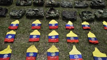 Distintivos de las FARC en el suelo.