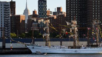 Dos muertos por choque de buque mexicano contra puente de Brooklyn
