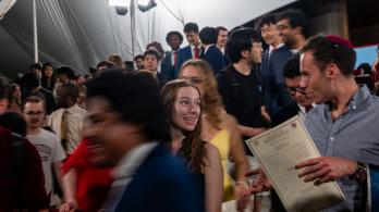 Trump suspende tramite de visas a estudiantes extranjeros