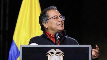 Presidente Petro en un atril.