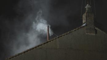 El Vaticano instaló la chimenea para el cónclave que elegirá al nuevo papa