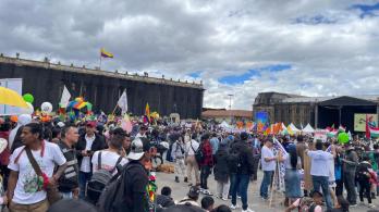 Personas concentrándose para el Paro Nacional en la Plaza de Bolívar