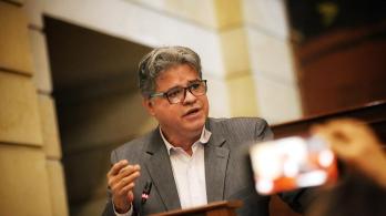 La aparente “causa por la vida y la salud” termina, en el análisis del senador, por camuflar una operación de sabotaje político articulada. / Foto: Prensa Senado de la República.