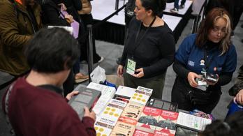 Entrega de libros en la Filbo. / Foto: AFP.