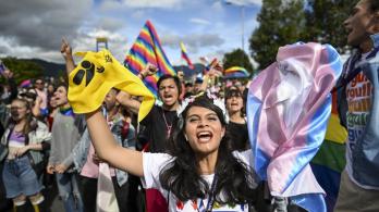 Personas trans marchando.