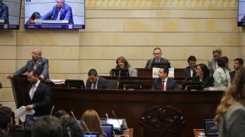 Senado aprueba contrato de aprendizaje y tumba trabajo por horas en reforma laboral