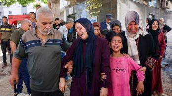 Familia palestina llorando por la pérdida de un ser querido en Gaza, cuando iba a recoger ayuda humanitaria