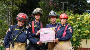 Bomberos durante la firma de la Reforma Laboral por el presidente Petro