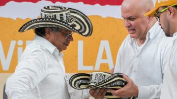 Gestores de paz se retiran. / Foto: AFP. 