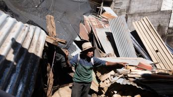 Mateo Rancho, de 70 años, permanece en el interior de su casa junto a la pared derrumbada de una tienda tras una serie de terremotos que sacudieron la zona en Santa María de Jesús, Guatemala.