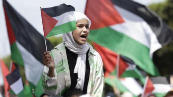 Niña marroquí ondea la bandera de Palestina mientras la gente marcha en Rabat el 22 de junio de 2025.