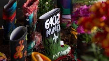 Se observa una bota durante la exposición de botas de caucho intervenidas artísticamente denominada “Mujeres con las botas en la tierra” en las oficinas de la Jurisdicción Especial de Paz (JEP) en Bogotá.