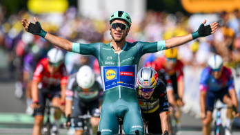 Jonathan Milan ganó la etapa 17 del Tour y conservó el maillot de los puntos