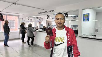 Persona con pasaporte en su mano.