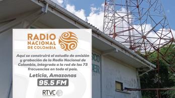 Leticia con cabina de Radio Nacional de Colombia. / Fotos: RTVC.