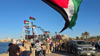 Personas posan para una foto frente al barco Omar al-Mukhtar, un barco libio que zarpó el 17 de septiembre para unirse a la Flotilla Global Sumud, en el puerto de Trípoli. 
