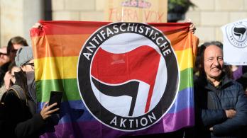 Contramanifestantes sostienen una bandera del partido antifascista Aktion en Barcelona el 12 de enero de 2020 durante una concentración de simpatizantes del partido español de extrema derecha VOX para protestar contra el nuevo gobierno de coalición del presidente del Gobierno español.