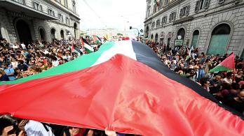 La gente marcha con una bandera palestina gigante durante una huelga nacional «Bloqueemos todo» en solidaridad con los palestinos de Gaza y para pedir el cese del envío de armas a Israel, en Roma, el 22 de septiembre. El sindicato USB ha organizado una huelga general nacional de 24 horas en todos los sectores para exigir al Gobierno que rompa inmediatamente las relaciones con el Estado de Israel, en solidaridad con el pueblo palestino y la Flotilla Global Sumud.