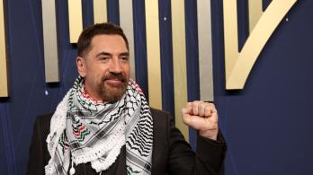 El actor español Javier Bardem llega a la 77.ª edición de los Premios Primetime Emmy en el Peacock Theatre de LA Live, en Los Ángeles.