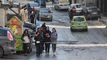 Estudiantes palestinos caminan por una calle del campo de refugiados de Shuafat, en Jerusalén Este. 