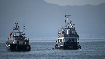 Un barco (R), conocido como «La Familia» y que forma parte de la Flotilla Global Sumud, está anclado frente a la costa del pueblo de Sidi Bou Said. 
