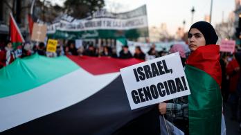 Una mujer sostiene un cartel con el lema «¡Israel, genocidio!» durante una manifestación en apoyo al pueblo palestino y para exigir el fin de la guerra en Gaza, celebrada en Madrid.
