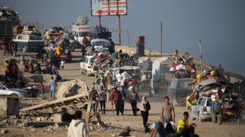 Los palestinos desplazados se desplazan con sus pertenencias hacia el sur por una carretera en la zona del campo de refugiados de Nuseirat, en el centro de la Franja de Gaza, tras las nuevas órdenes de evacuación de Israel para la ciudad de Gaza.