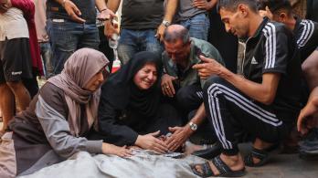Los palestinos lloran junto al cadáver de un familiar asesinado en los ataques israelíes contra la ciudad de Gaza al amanecer, en el hospital Al-Shifa. 