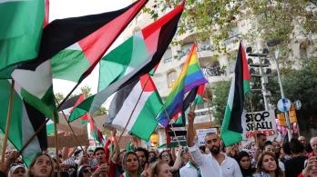 Manifestantes hacen gestos y ondean banderas palestinas durante una concentración convocada por la «Comunitat Palestina de Catalunya» (Comunidad Palestina de Cataluña) en solidaridad con los palestinos, frente al edificio «Casa Milà» del arquitecto español Antonio Gaudí, conocido popularmente como «La Pedrera», en Barcelona.