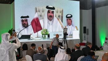 Los periodistas siguen el discurso del emir de Catar, el jeque Tamim bin Hamad Al-Thani, en el centro de prensa, durante la inauguración de la cumbre árabe-islámica de emergencia de 2025 en Doha. 