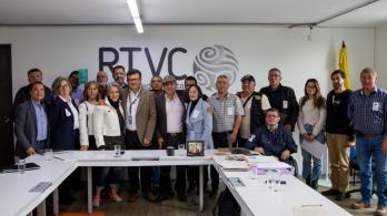 Hollman Morris junto a extrabajadores de Inravisión. / Foto: RTVC.