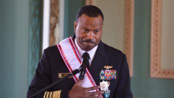 El jefe del Comando Sur de los Estados Unidos, almirante Alvin Holsey, gesticula tras ser condecorado con la Orden al Mérito del Comando de las Fuerzas Militares «Gral. Div. Bernardino Caballero» en el grado de Gran Cruz en el Palacio de Gobierno de Asunción.