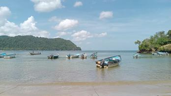 Se ven barcos en la costa de La Cueva Bay, en la costa norte de Trinidad y Tobago.